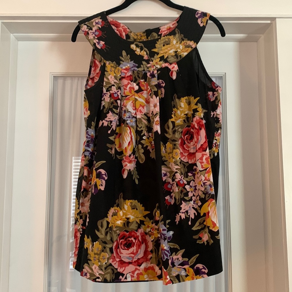 Dressbarn sleeveless  ladies blouse